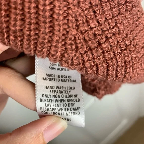 Express v-neck burnt orange sweater - Picture 3 of 6